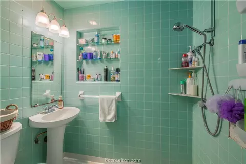 Bath - 706 Edgemore Dr, Bryan, TX 77802 photo 1 of 2