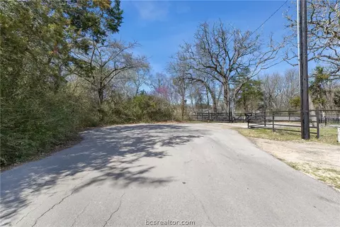 402 Wallace St, Bryan, TX 77803 photo 2