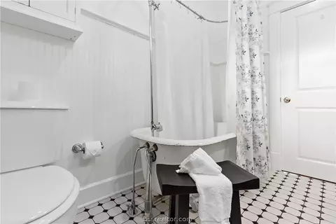 Bath - 705 S Bryan Ave, Bryan, TX 77803 photo 2 of 3