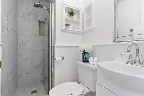 Bath - 705 S Bryan Ave, Bryan, TX 77803 photo 3 of 3