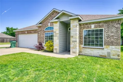 1104 Jennifer St, Madisonville, TX 77864