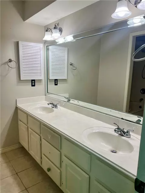 Bath - 2901 Burning Tree Ct, Bryan, TX 77802 photo 3 of 4