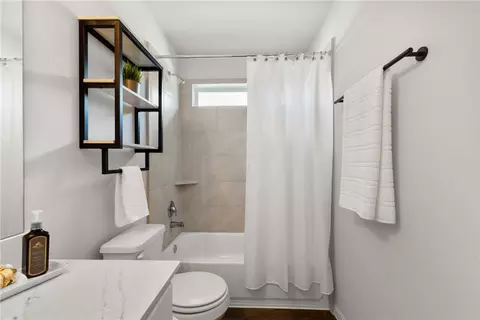 Bath - 976 Rice Dr, Bryan, TX 77803 photo 4 of 4