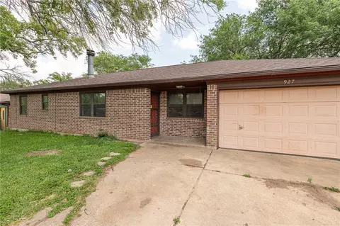 927 Braeswood Dr, Bryan, TX 77803
