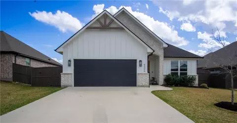 5006 Greyrock Dr, Bryan, TX 77802