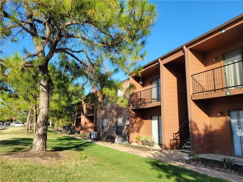 904 University Oaks Boulevard 17, College Station, TX 77840