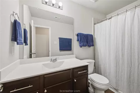 Bath - 984 Crossing Dr, Bryan, TX 77803 photo 5 of 5