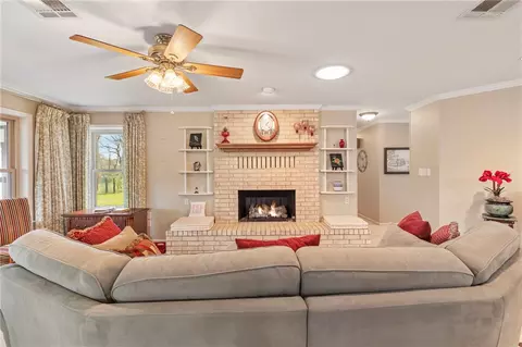 52 Golfview Dr, Hilltop Lakes, TX 77871