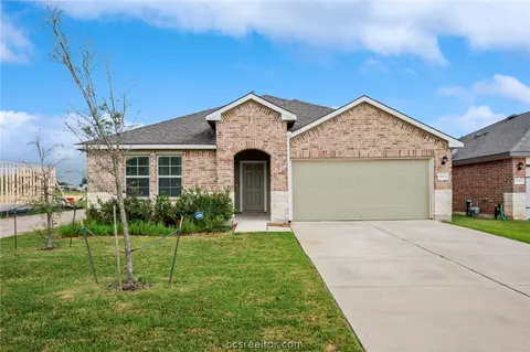 8004 Front Nine Ln, Navasota, TX 77868