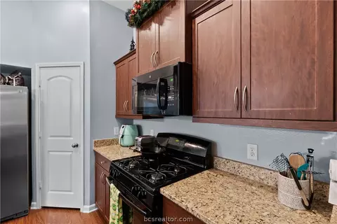 Kitchen - 2054 Positano Loop, Bryan, TX 77808 photo 3 of 4