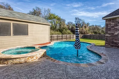 1827 Basin Trl, Brenham, TX 77833 photo 2