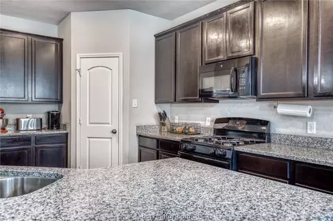 1827 Basin Trl, Brenham, TX 77833 photo 8