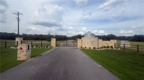 204 Highland Dr, Cameron, TX 76520