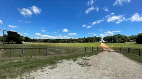 204 Highland Dr, Cameron, TX 76520