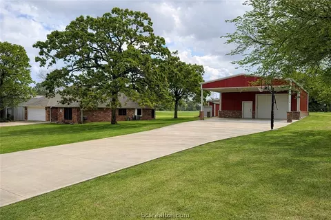 202 Golfview Dr, Hilltop Lakes, TX 77871
