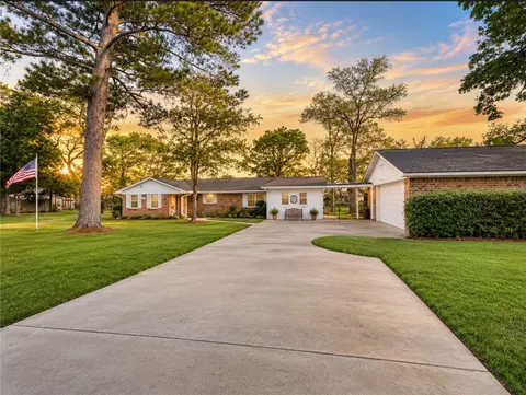 212 Golfview Dr N, Hilltop Lakes, TX 77871