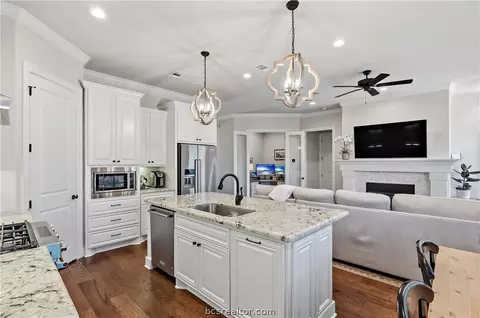 Kitchen - 2816 Maroon Ct, Bryan, TX 77807 photo 6 of 8