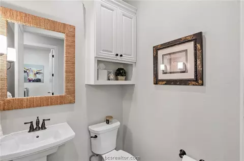 Bath - 2816 Maroon Ct, Bryan, TX 77807 photo 3 of 5