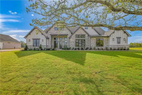 5439 Woodland Park Dr, College Station, TX 77845