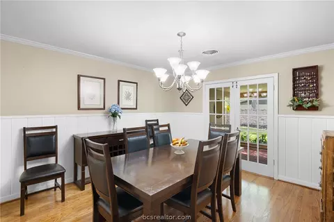 Dining - 800 Esther Blvd, Bryan, TX 77802 photo 1 of 1