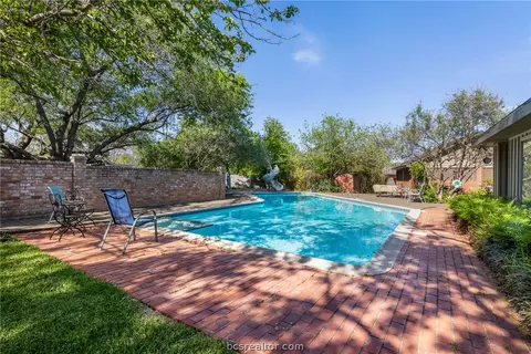 Exterior - 800 Esther Blvd, Bryan, TX 77802 photo 7 of 11