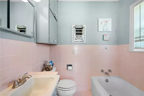 Bath - 800 Esther Blvd, Bryan, TX 77802 photo 2 of 4