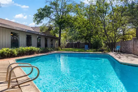 Exterior - 800 Esther Blvd, Bryan, TX 77802 photo 6 of 11