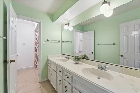 Bath - 22338 Wetherburn Ln, Katy, TX 77449 photo 3 of 3
