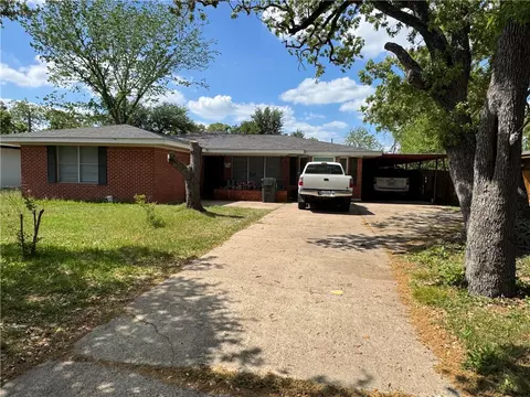 208 Helena St, Bryan, TX 77801