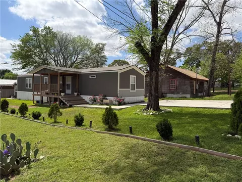 304 E 1st St, Hearne, TX 77859
