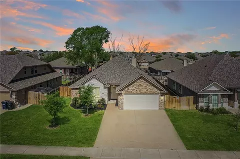 915 Dove Chase Ln, College Station, TX 77845