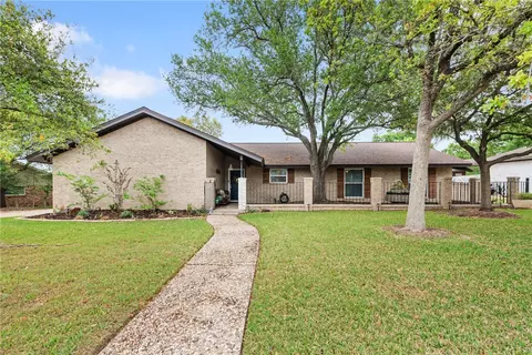 2512 Towering Oaks Dr, Bryan, TX 77802