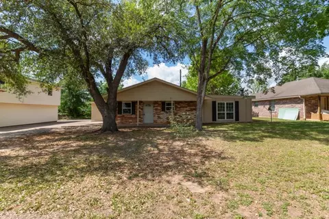 4104 Marsh St, Bryan, TX 77803