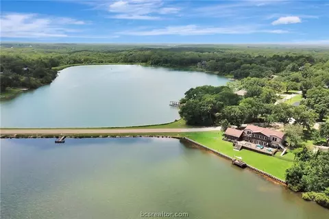 571 Lakeview Cir, Hilltop Lakes, TX 77871