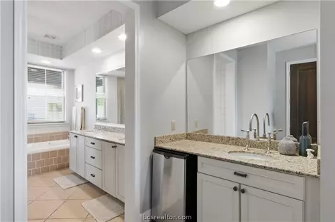 Bath - 3247 Founders Drive B, Bryan, TX 77807 photo 2 of 9