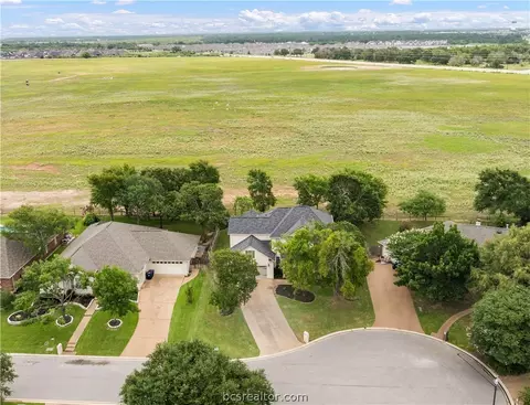 9413 Whitney Ln, College Station, TX 77845