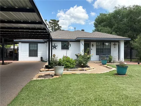 1501 Maple Dr, Bryan, TX 77803