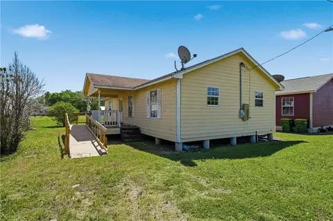 1403 Pecan St, Hearne, TX 77859