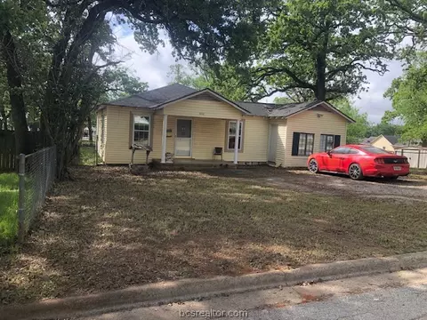 806 E 1st St E, Hearne, TX 77859