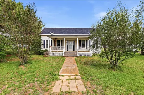 915 E Mitchell St, Calvert, TX 77837