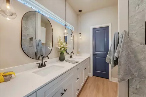 Bath - 909 E 26th, Bryan, TX 77803 photo 2 of 3