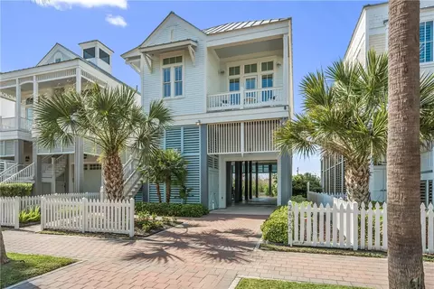 2622 E Seaside Dr, Galveston, TX 77550
