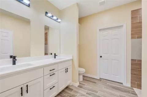 Bath - 753 Bruin Trce, Bryan, TX 77803 photo 3 of 4