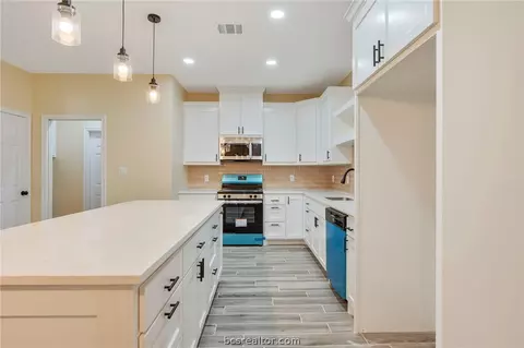 Kitchen - 753 Bruin Trce, Bryan, TX 77803 photo 2 of 3