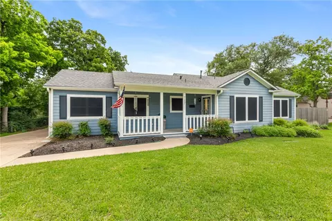 717 Inwood Dr, Bryan, TX 77802