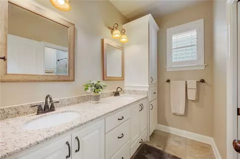 Bath - 2934 Ambrose Dr, Bryan, TX 77808 photo 4 of 5