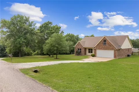 525 Oak Tree Ln, Franklin, TX 77856