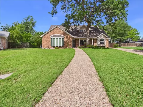 902 Briar Bend Ct, Bryan, TX 77802