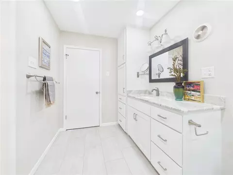 Bath - 902 Briar Bend Ct, Bryan, TX 77802 photo 2 of 4