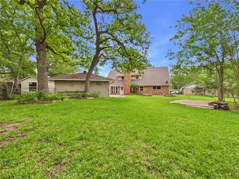 Exterior - 902 Briar Bend Ct, Bryan, TX 77802 photo 6 of 8
